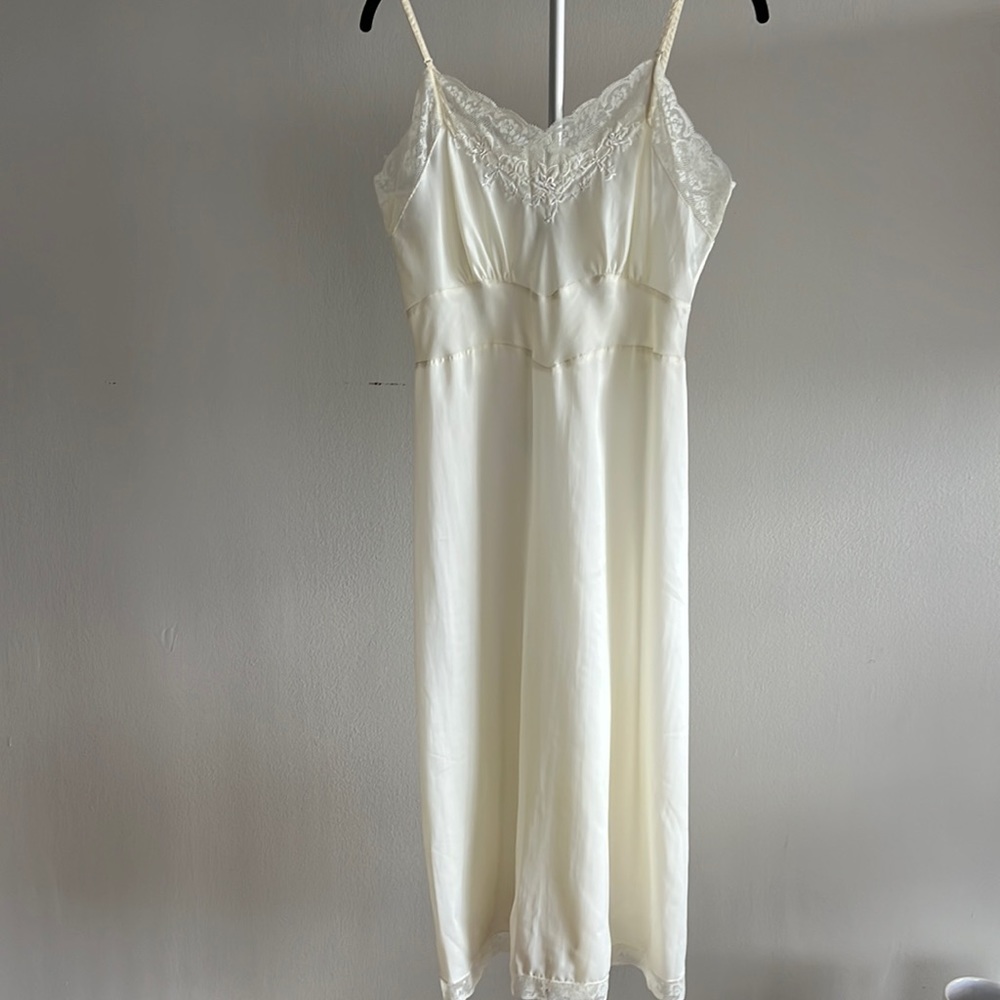 Vintage Cream Slip Mid Length with Lace